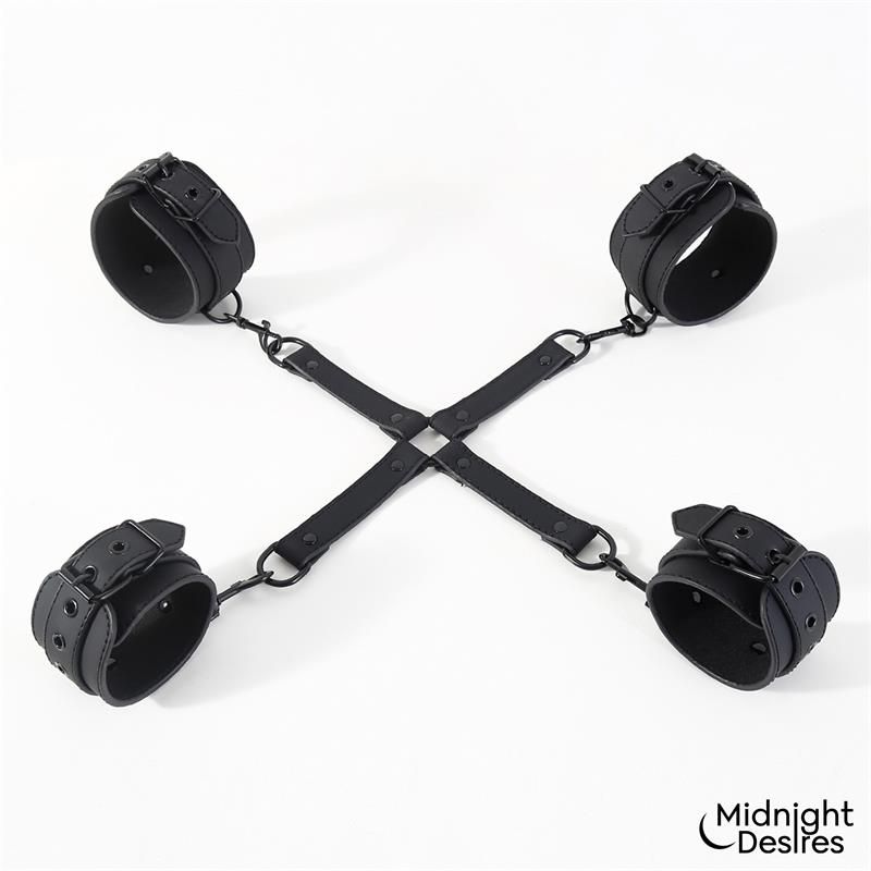 Midnight Desires hogtie met dwarsstang, hand- en enkelboeien