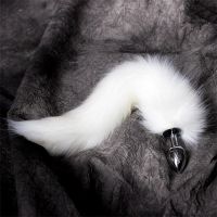 LateToBed metalen buttplug met vossenstaart, velvet touch 40 cm (wit)